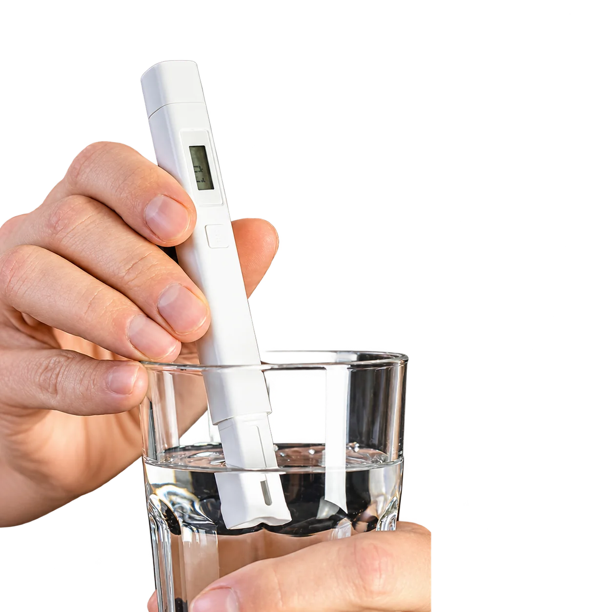 Une main tient un testeur électronique blanc plongé dans un verre d'eau transparent, sur fond noir.